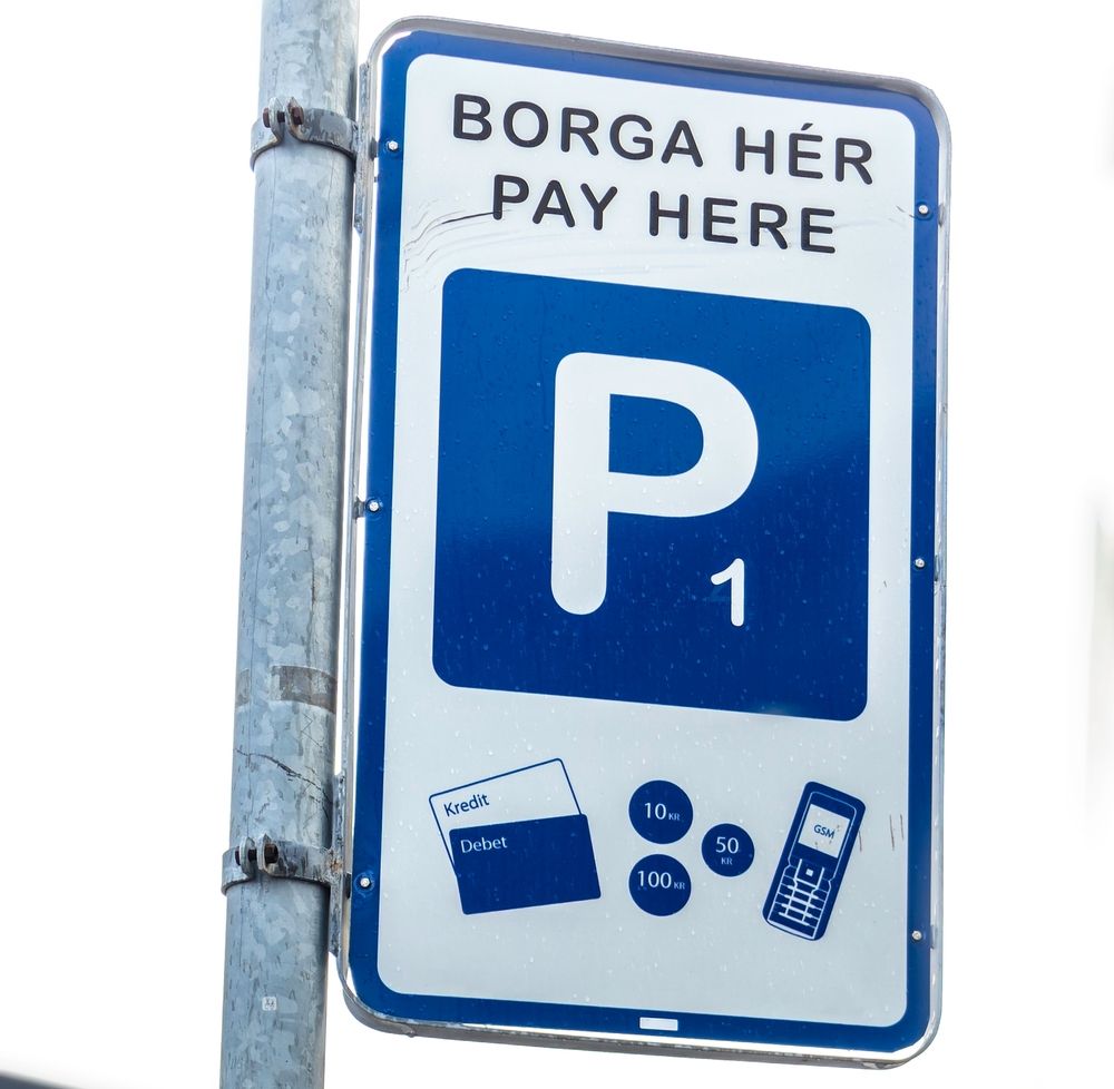 Icelandic parking sign with the words "Borga hér – Pay here" and credit card icons.