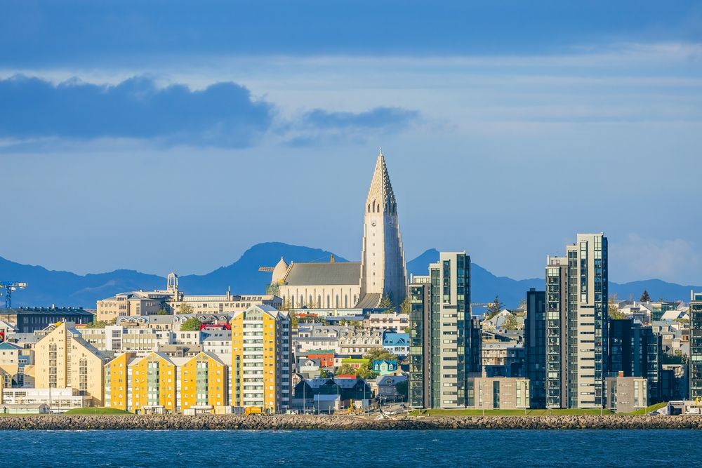 Panoramic view of Reykjavík, Iceland’s capital, with Hallgrímskirkja church and modern buildings in the skyline.